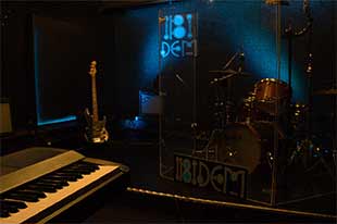 28Divino Jazz Comunica: …Ora, con l’aiuto di alcuni amici, il 28 si è trasformato in un circolo Arci chiamato “IBIDEM”. Un luogo che (Covid19 permettendo) ospiterà come sempre buona musica dal vivo, ma anche performance audio-visual, installazioni e mostre d’arte,… 28DiVino Jazz - Breaking News!